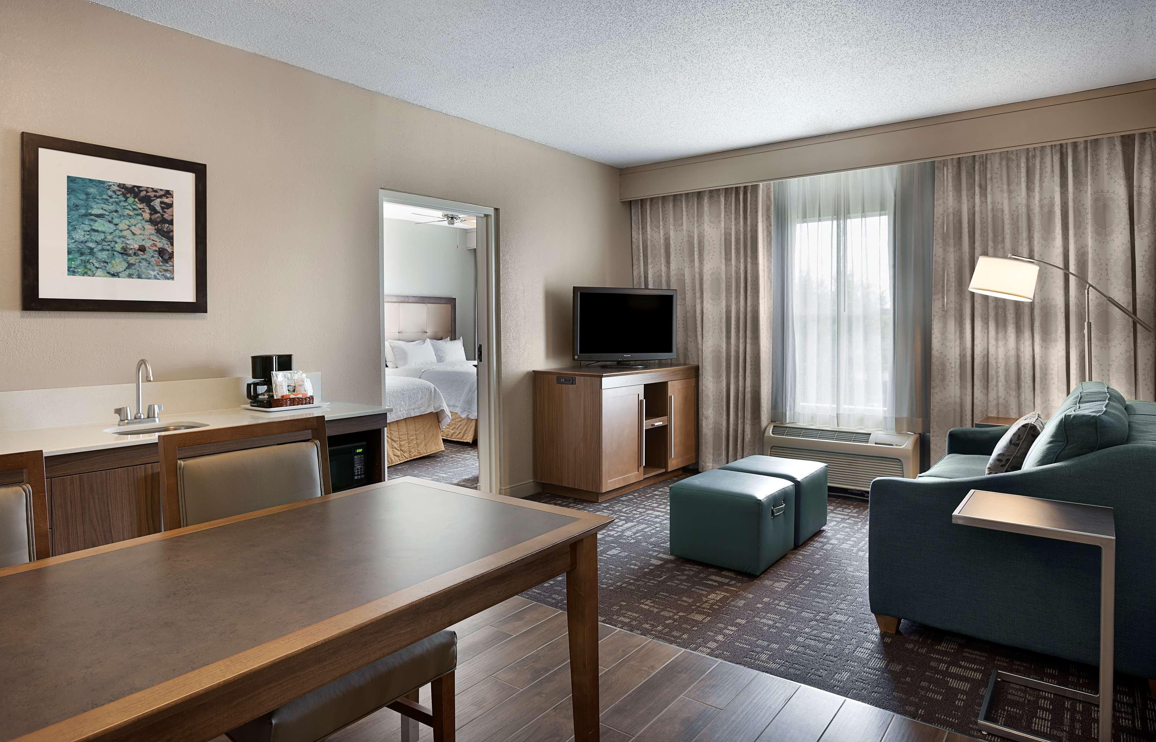Hampton Inn & Suites Charlotte/Пайнвилл Экстерьер фото