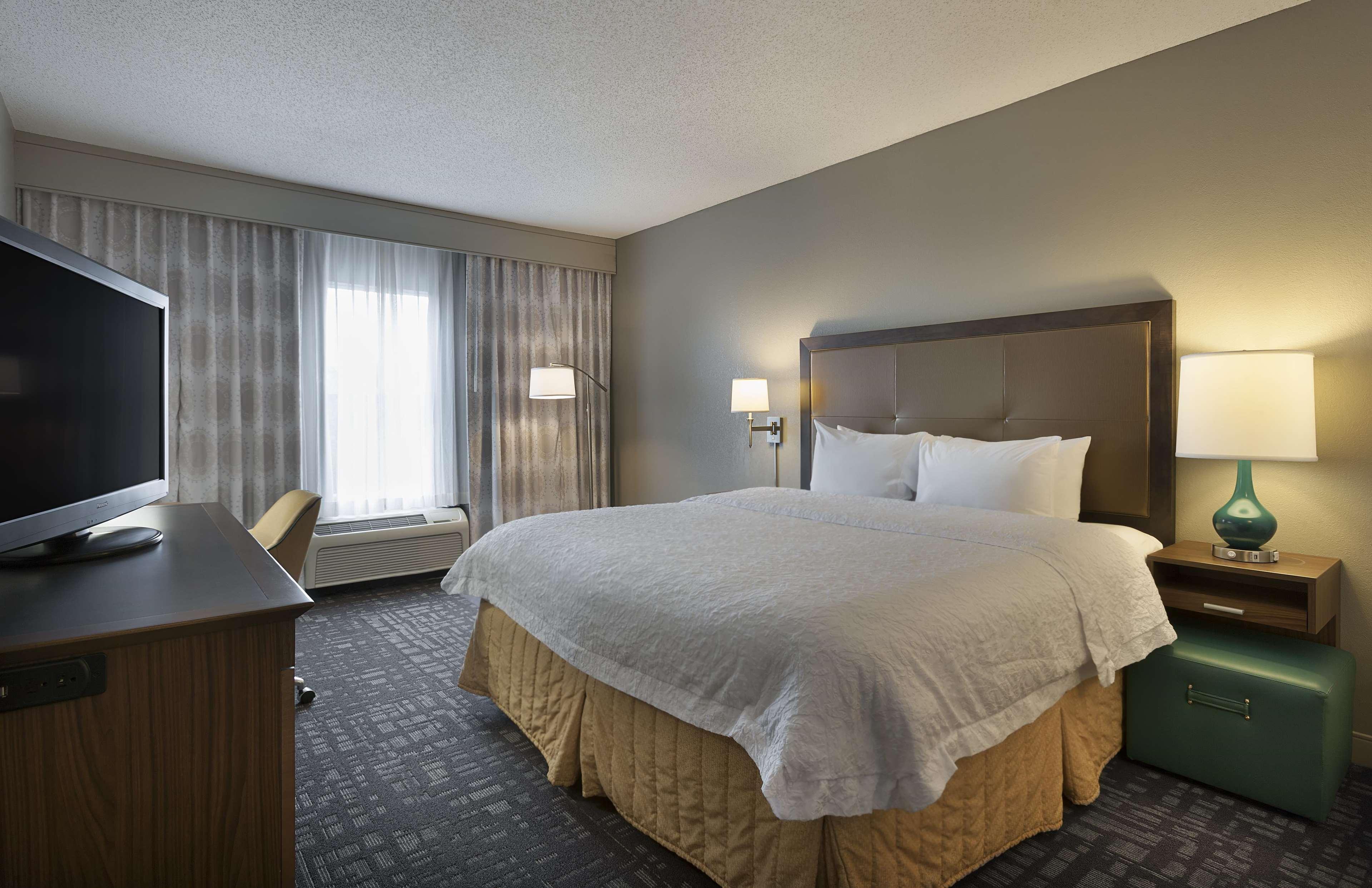 Hampton Inn & Suites Charlotte/Пайнвилл Экстерьер фото