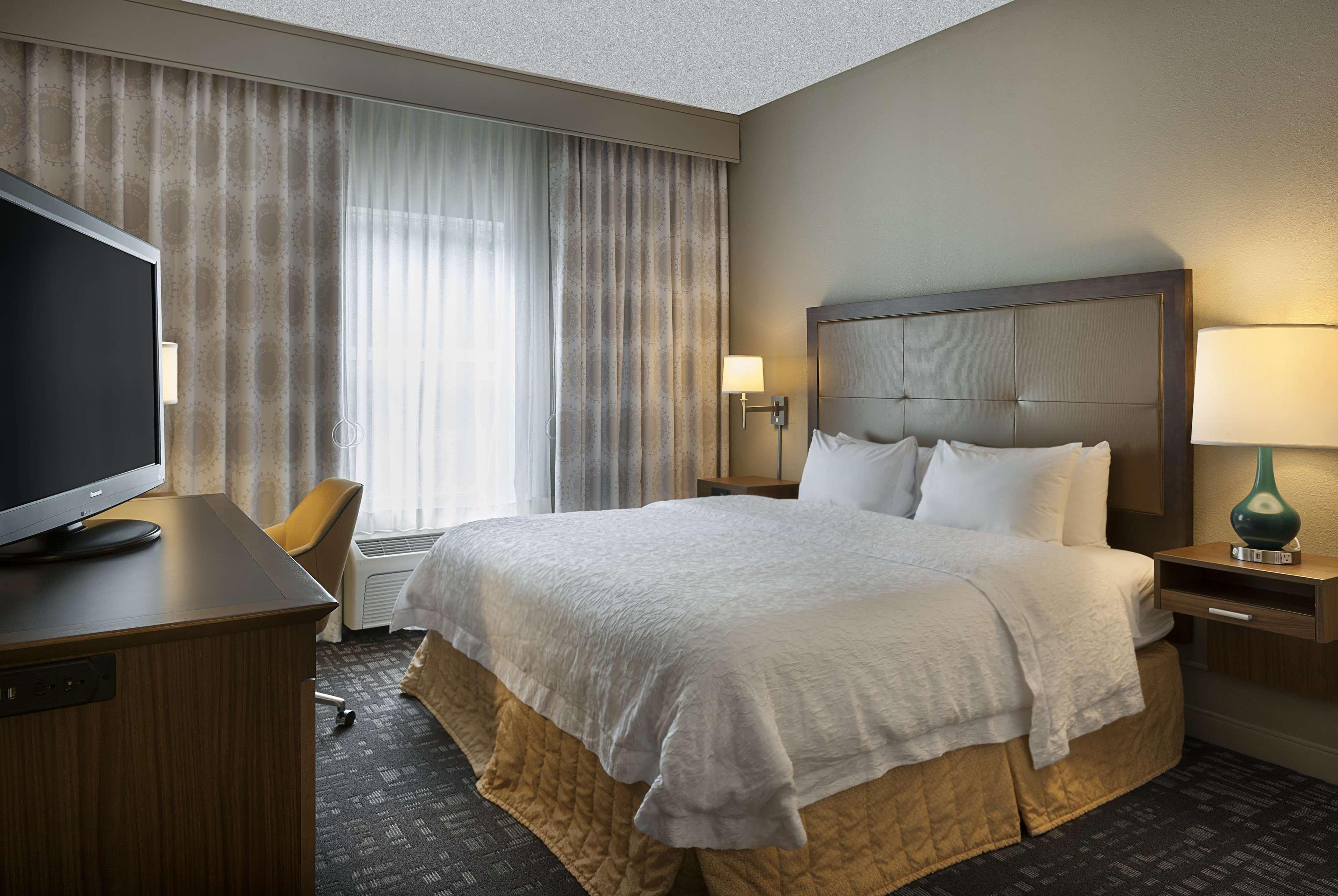 Hampton Inn & Suites Charlotte/Пайнвилл Экстерьер фото