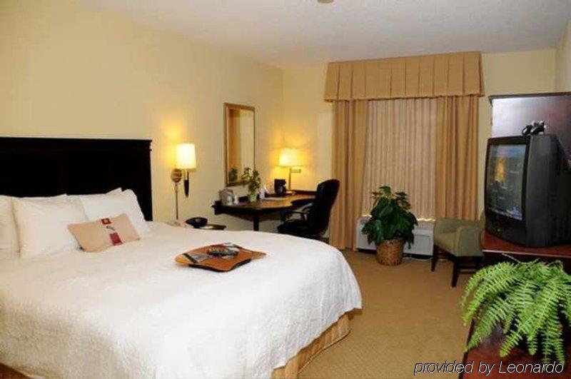 Hampton Inn & Suites Charlotte/Пайнвилл Номер фото