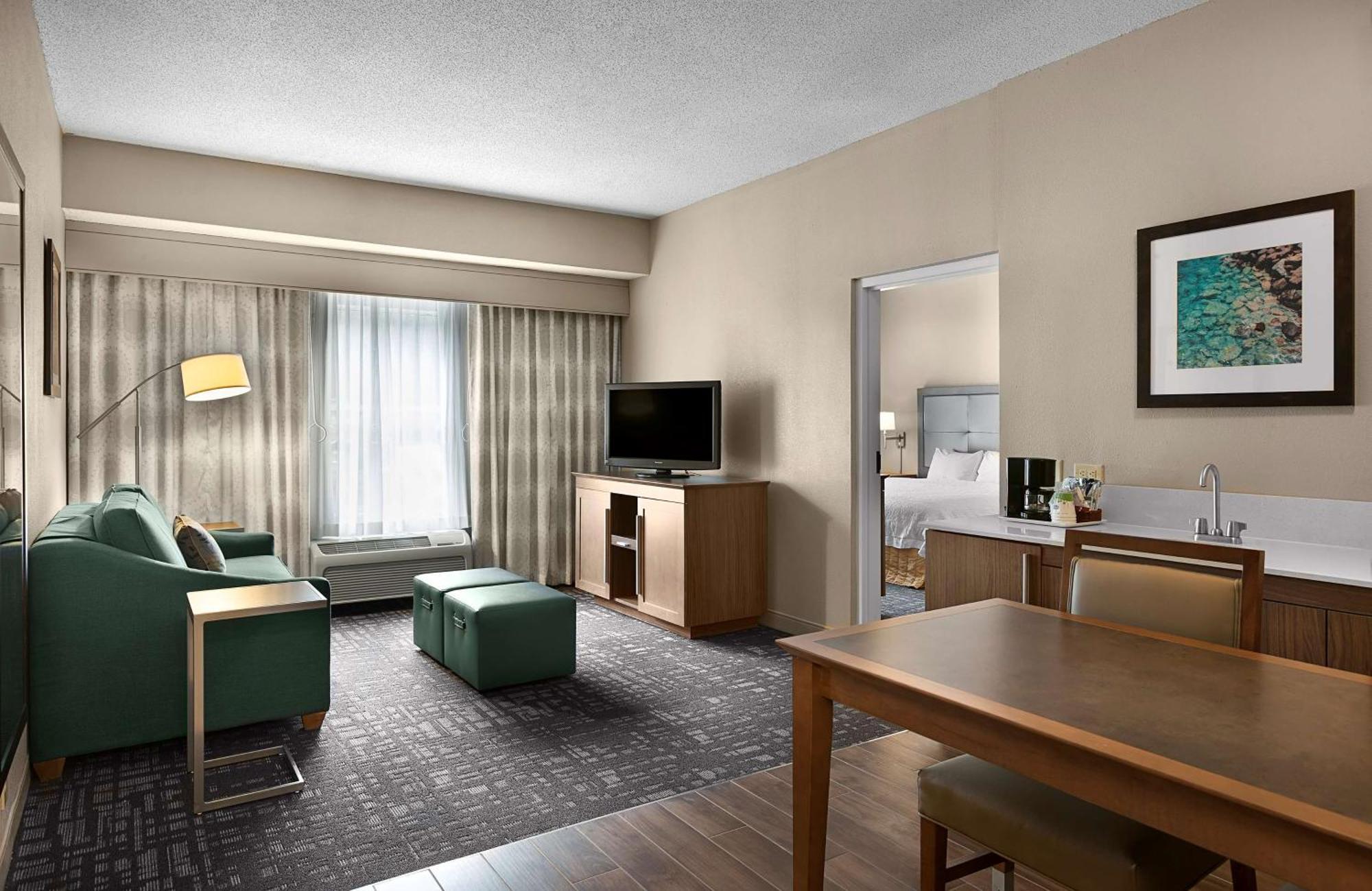 Hampton Inn & Suites Charlotte/Пайнвилл Экстерьер фото
