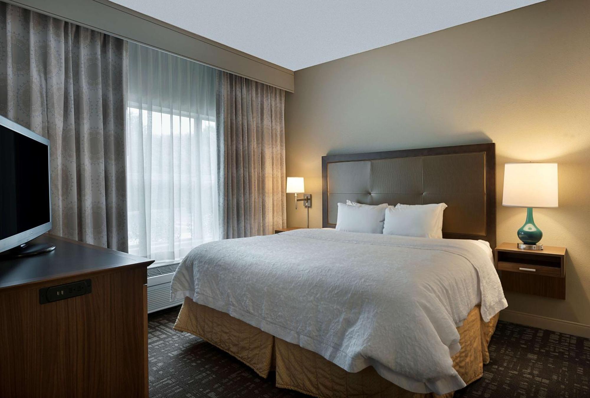 Hampton Inn & Suites Charlotte/Пайнвилл Экстерьер фото