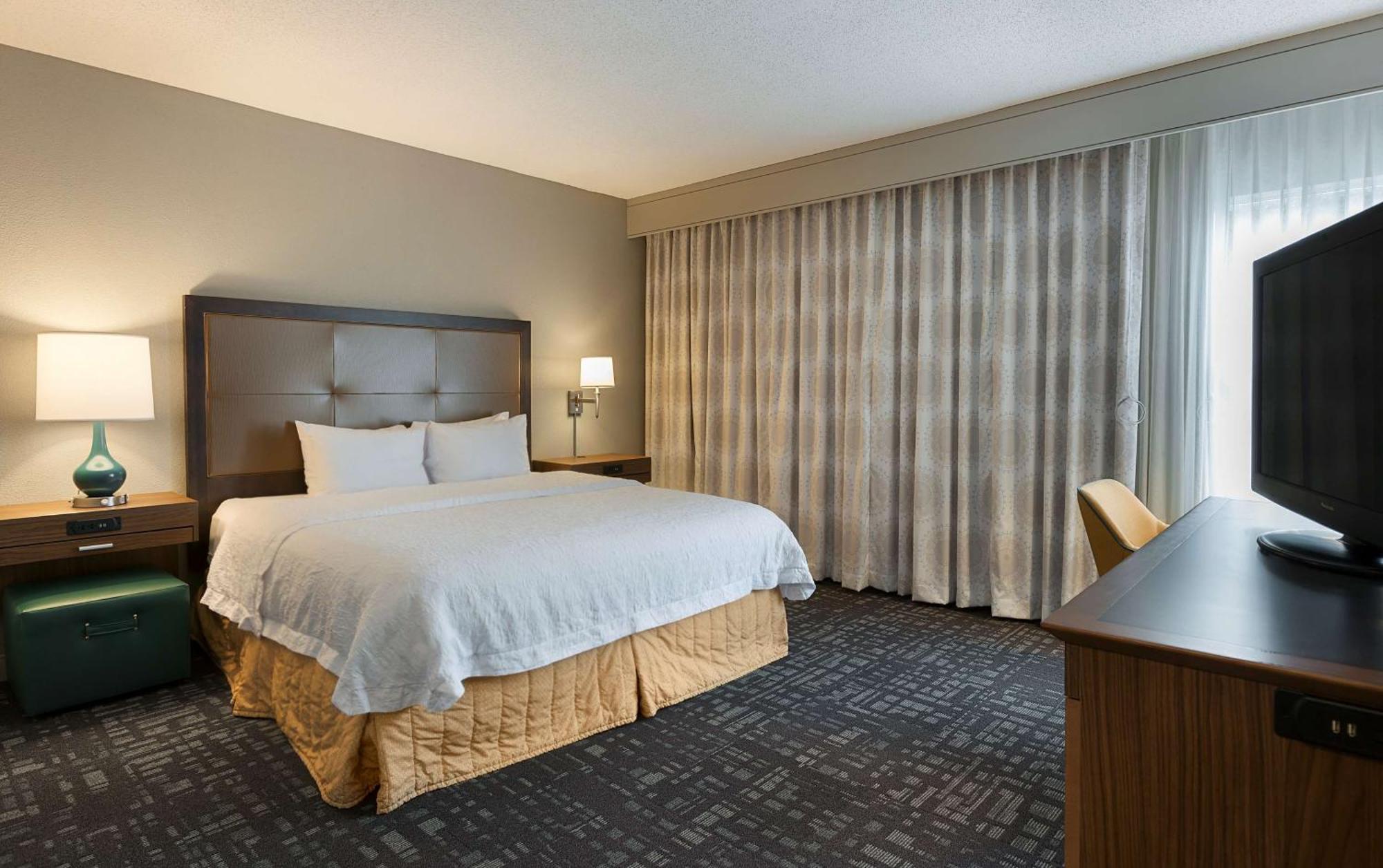 Hampton Inn & Suites Charlotte/Пайнвилл Экстерьер фото