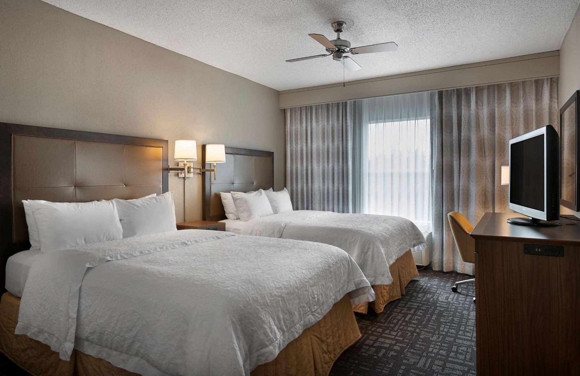 Hampton Inn & Suites Charlotte/Пайнвилл Экстерьер фото