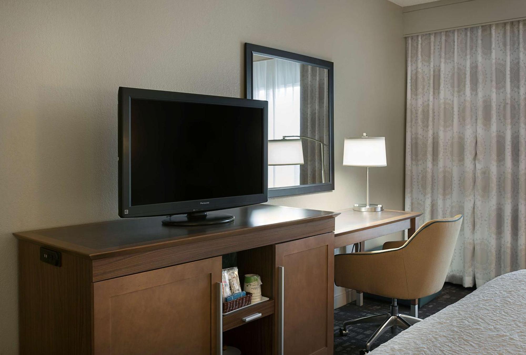 Hampton Inn & Suites Charlotte/Пайнвилл Экстерьер фото