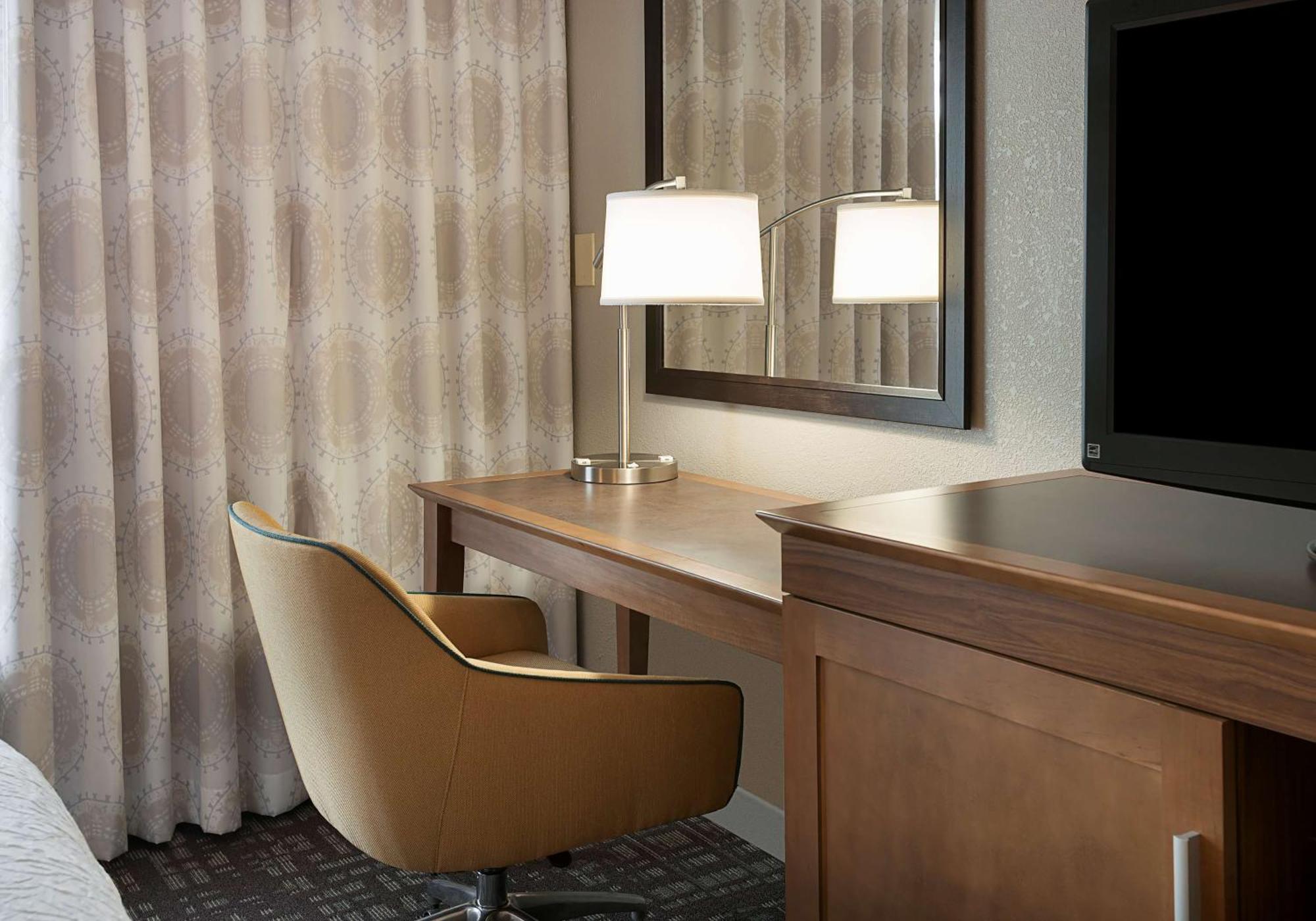 Hampton Inn & Suites Charlotte/Пайнвилл Экстерьер фото