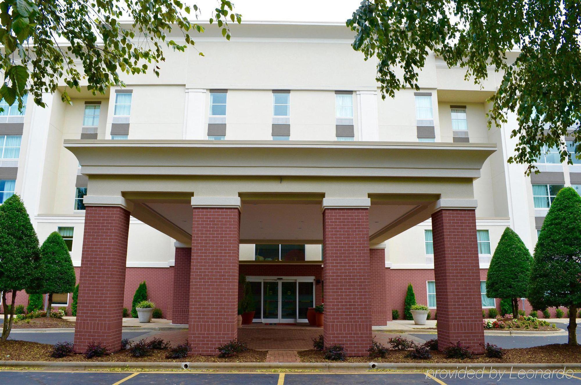 Hampton Inn & Suites Charlotte/Пайнвилл Экстерьер фото