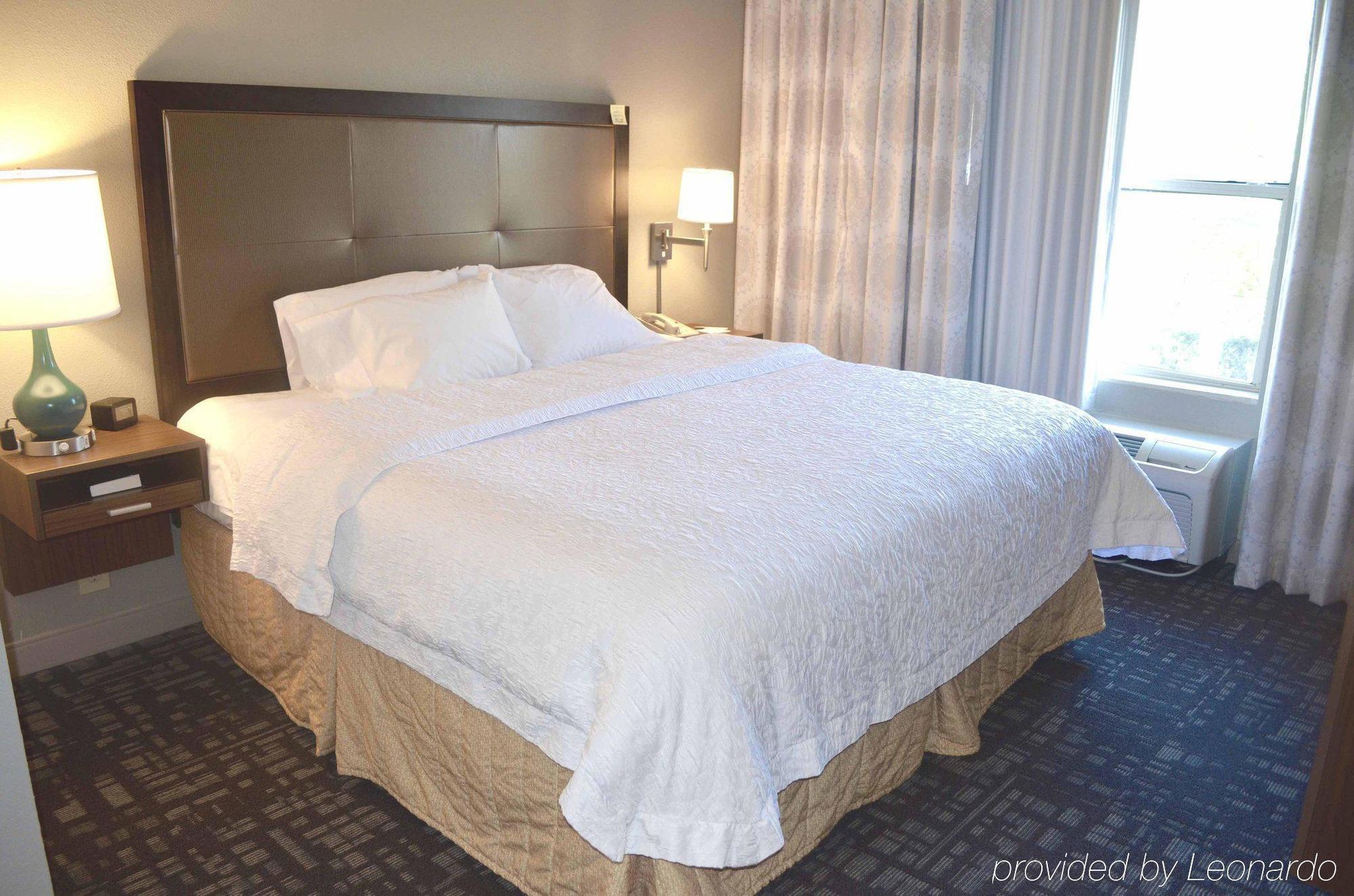 Hampton Inn & Suites Charlotte/Пайнвилл Экстерьер фото