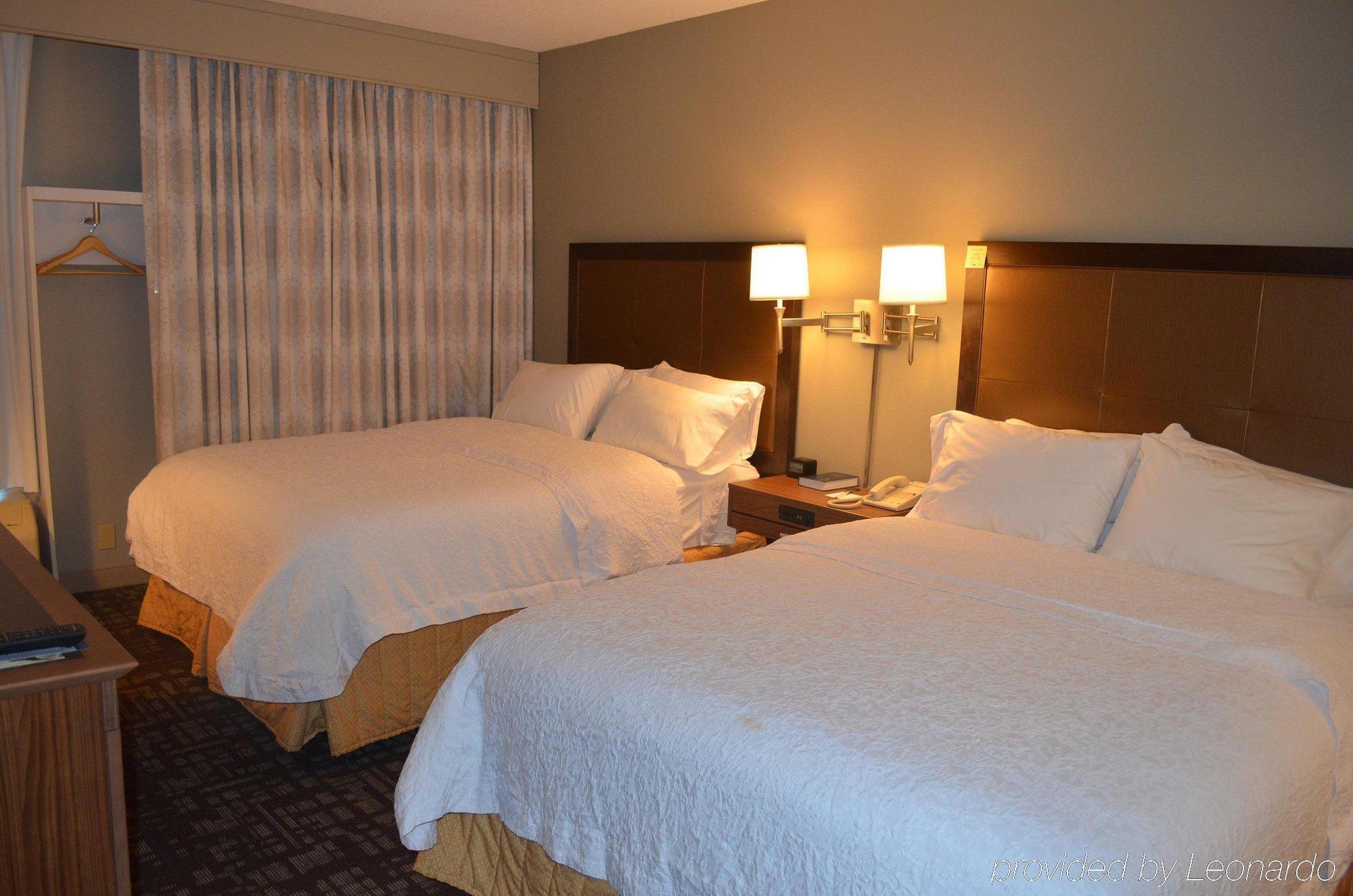 Hampton Inn & Suites Charlotte/Пайнвилл Экстерьер фото