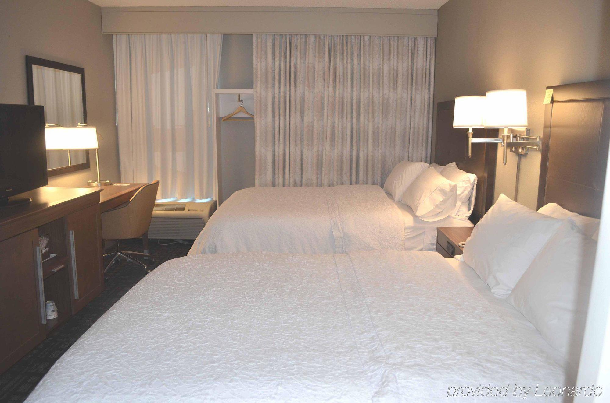 Hampton Inn & Suites Charlotte/Пайнвилл Экстерьер фото