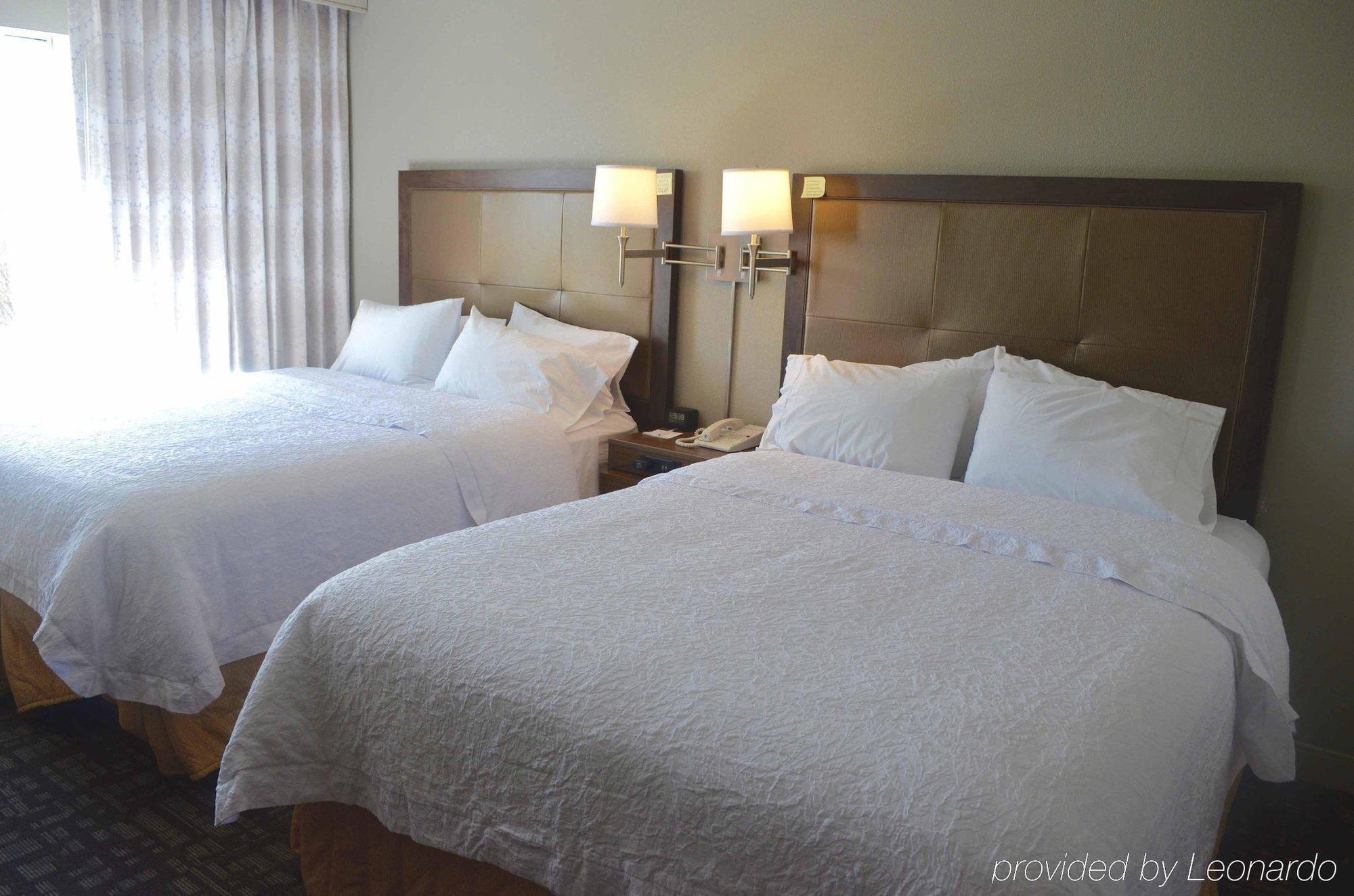 Hampton Inn & Suites Charlotte/Пайнвилл Экстерьер фото