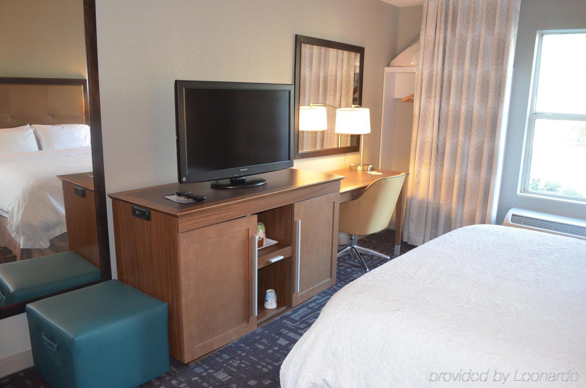 Hampton Inn & Suites Charlotte/Пайнвилл Экстерьер фото