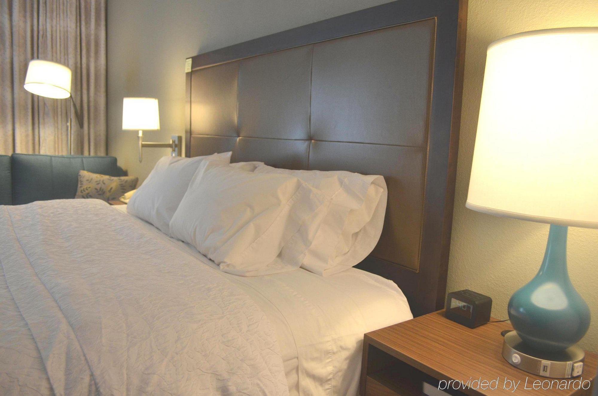 Hampton Inn & Suites Charlotte/Пайнвилл Экстерьер фото
