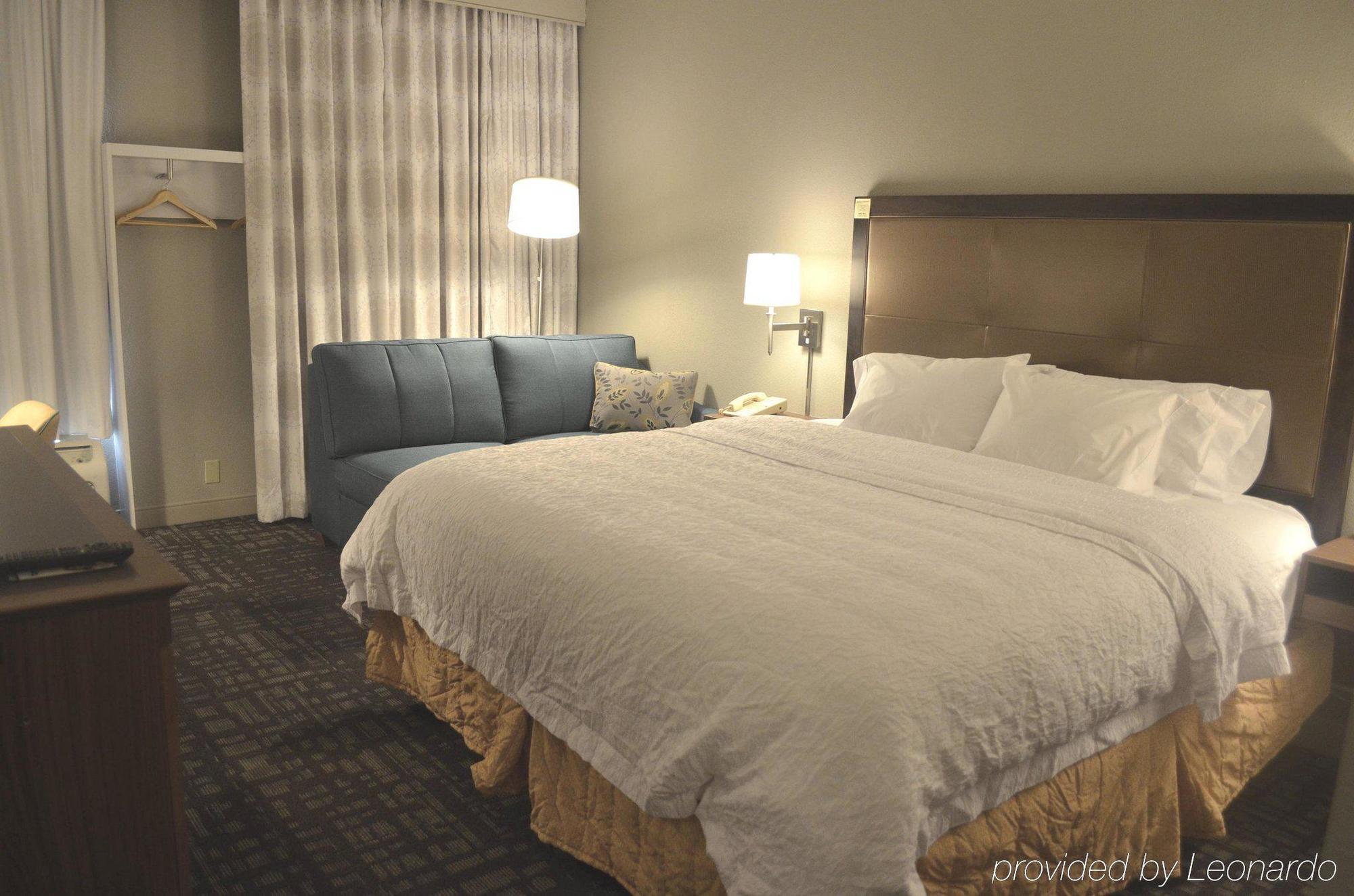 Hampton Inn & Suites Charlotte/Пайнвилл Экстерьер фото