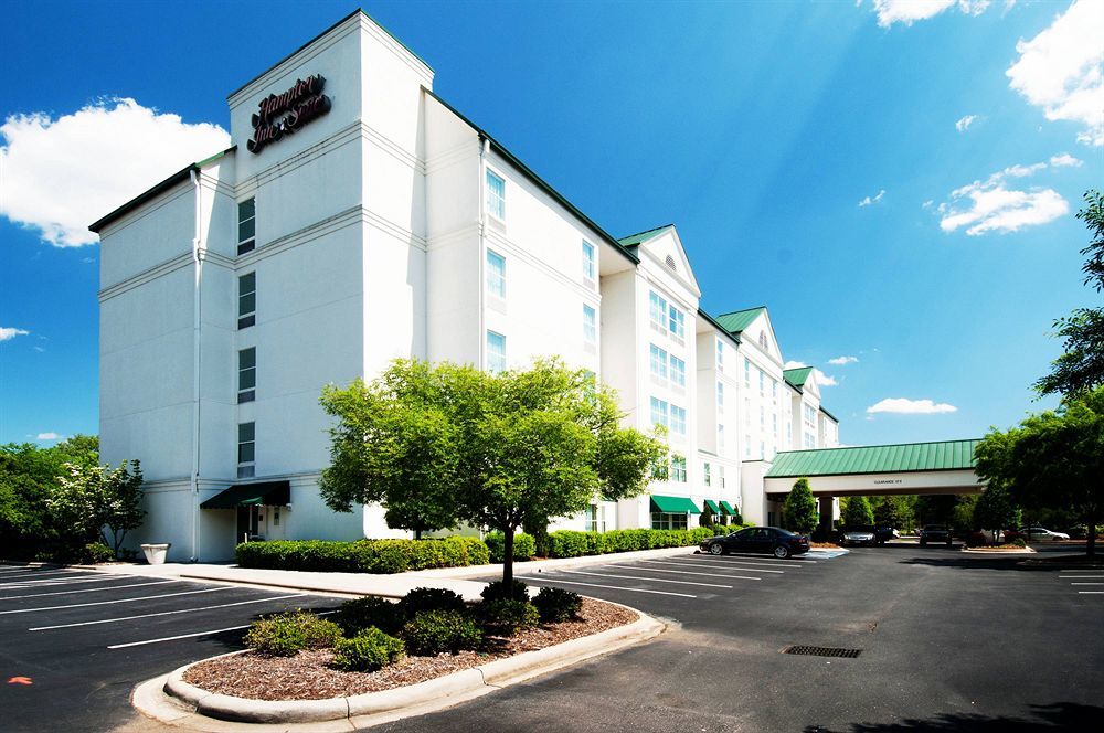Hampton Inn & Suites Charlotte/Пайнвилл Экстерьер фото