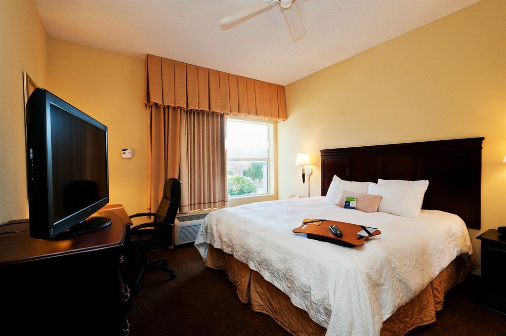 Hampton Inn & Suites Charlotte/Пайнвилл Номер фото